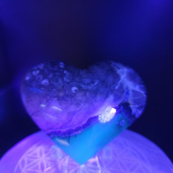 UV Reactive Agate Heart Specimen, 94G - Picture 4 of 4